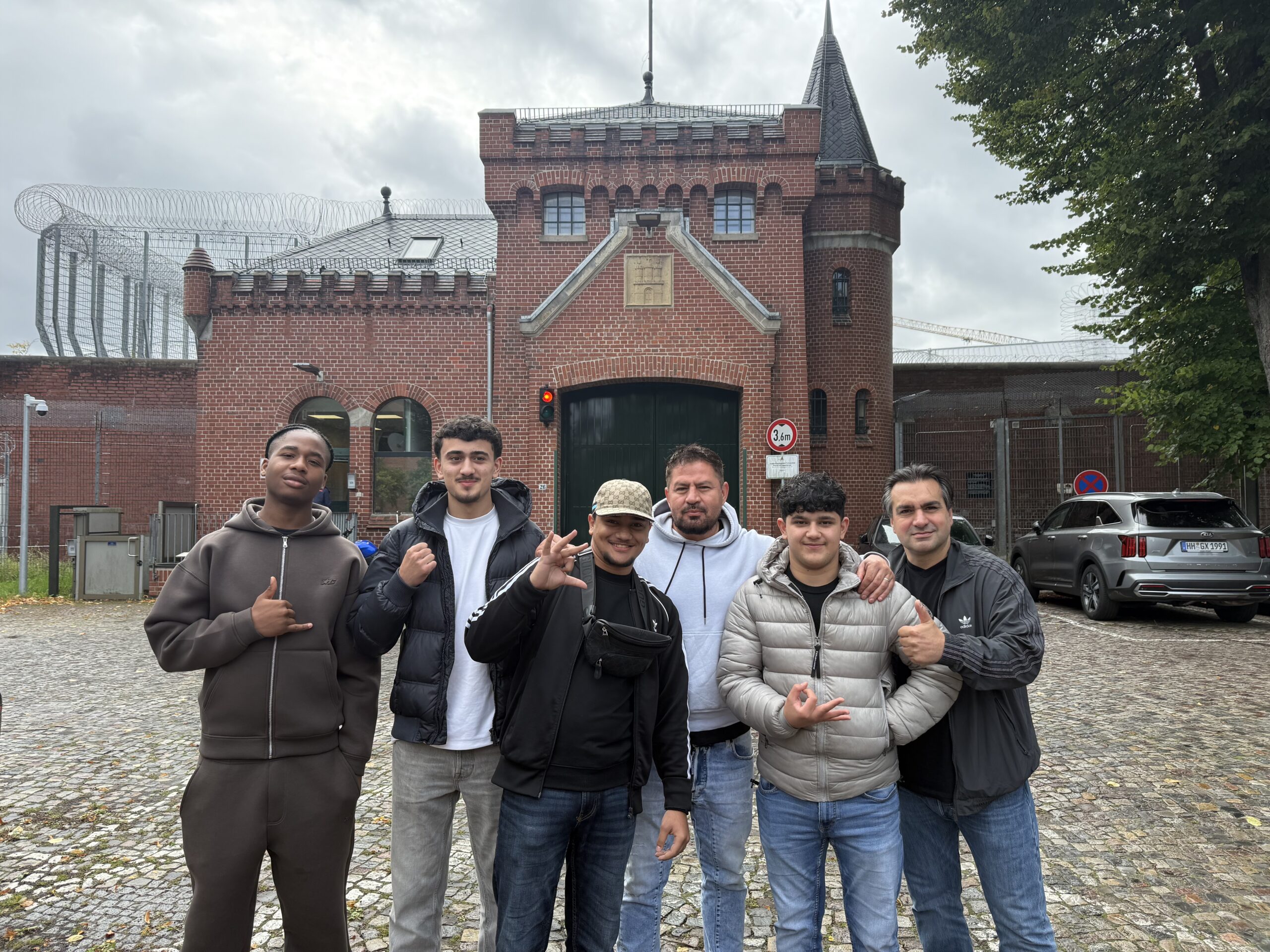 Die Gruppe der Schülerinnen und Schüler, die an dem Besuch der JVA Fuhlsbüttel teilgenommen hat