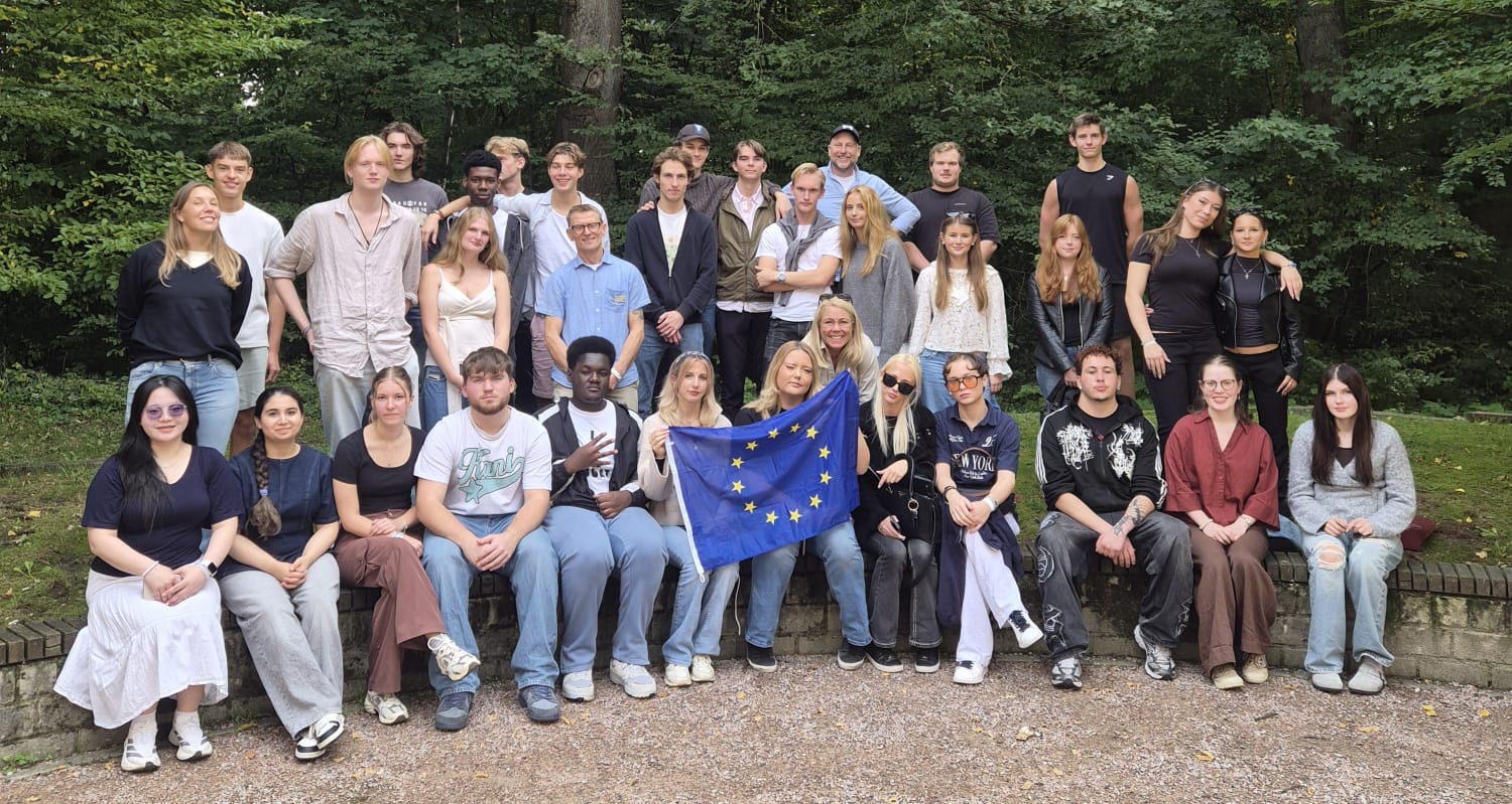 Gruppenfoto der deutschen und schwedischen Schülerinnen und Schüler beim Gegenbesuch aus Malmö